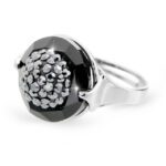 12027_12027-stribrny-prsten-s-kruhovym-krystalem-a-zdobenym-stredem-krystaly-swarovski-hematit-stribro-925-1000