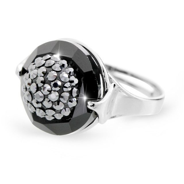 12027_12027-stribrny-prsten-s-kruhovym-krystalem-a-zdobenym-stredem-krystaly-swarovski-hematit-stribro-925-1000