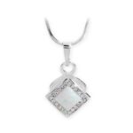 12093_12093-stribrny-okrasny-nahrdelnik-s-bilym-ctvercovym-opalem-a-krystaly-swarovski-crystal-stribro-925-1000