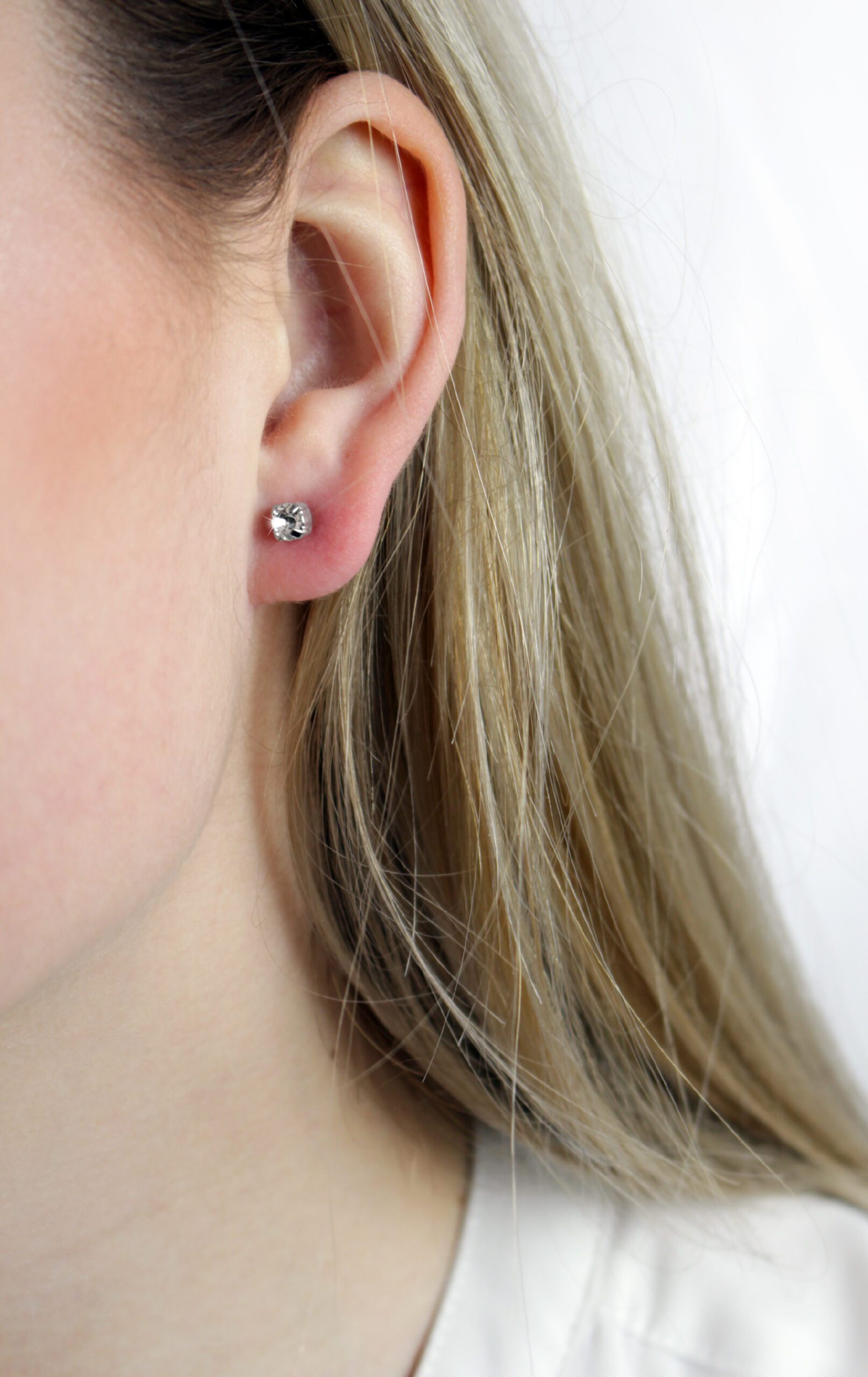 15236-2_15236-2-nausnice-puzety-z-bizuterni-slitiny-jeden-krystal-swarovski-4mm-crystal