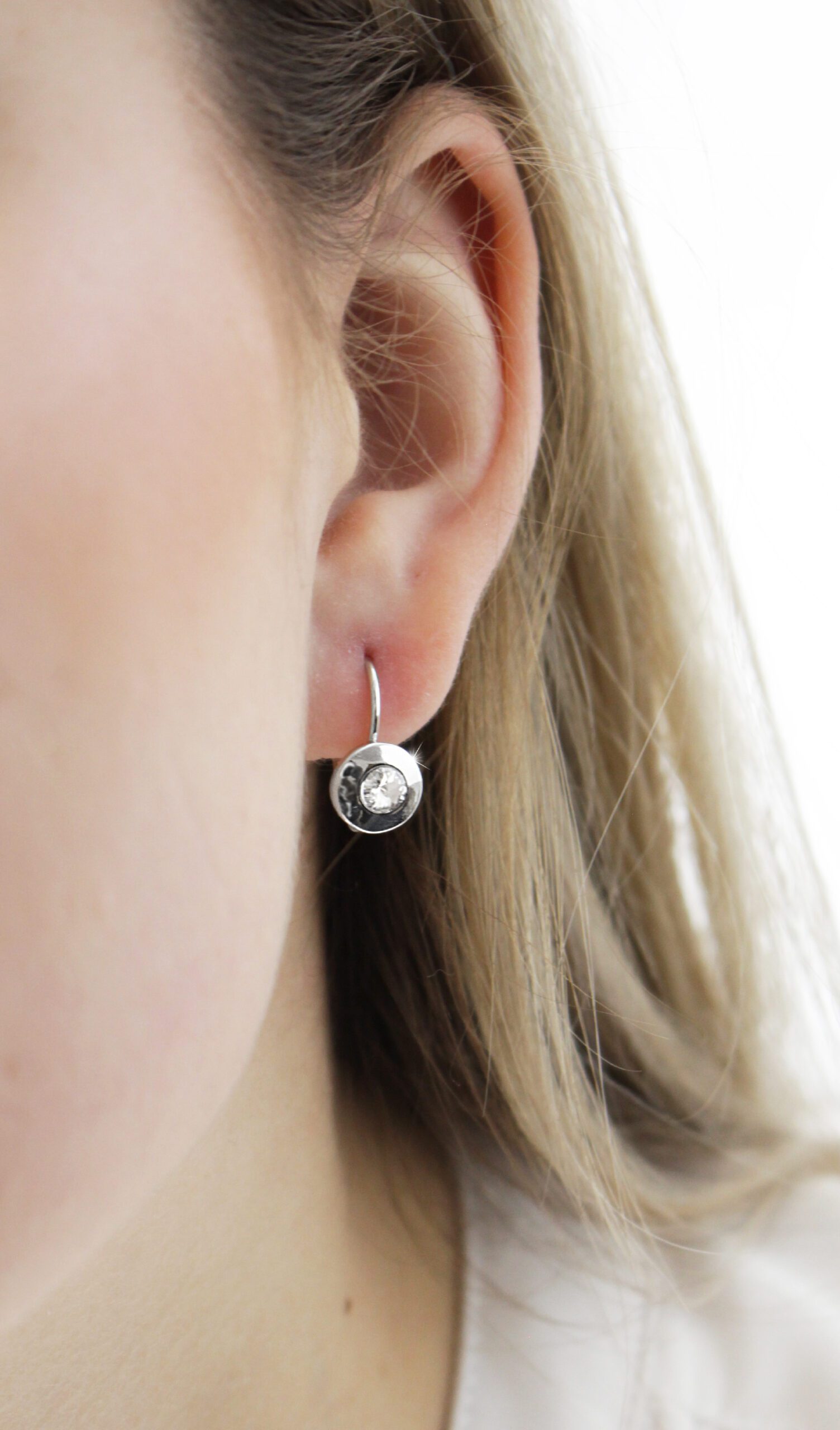 15278-2_15278-2-nausnice-klapky-z-bizuterni-slitiny-kulate-luzko-s-jednim-krystalem-swarovski-crystal