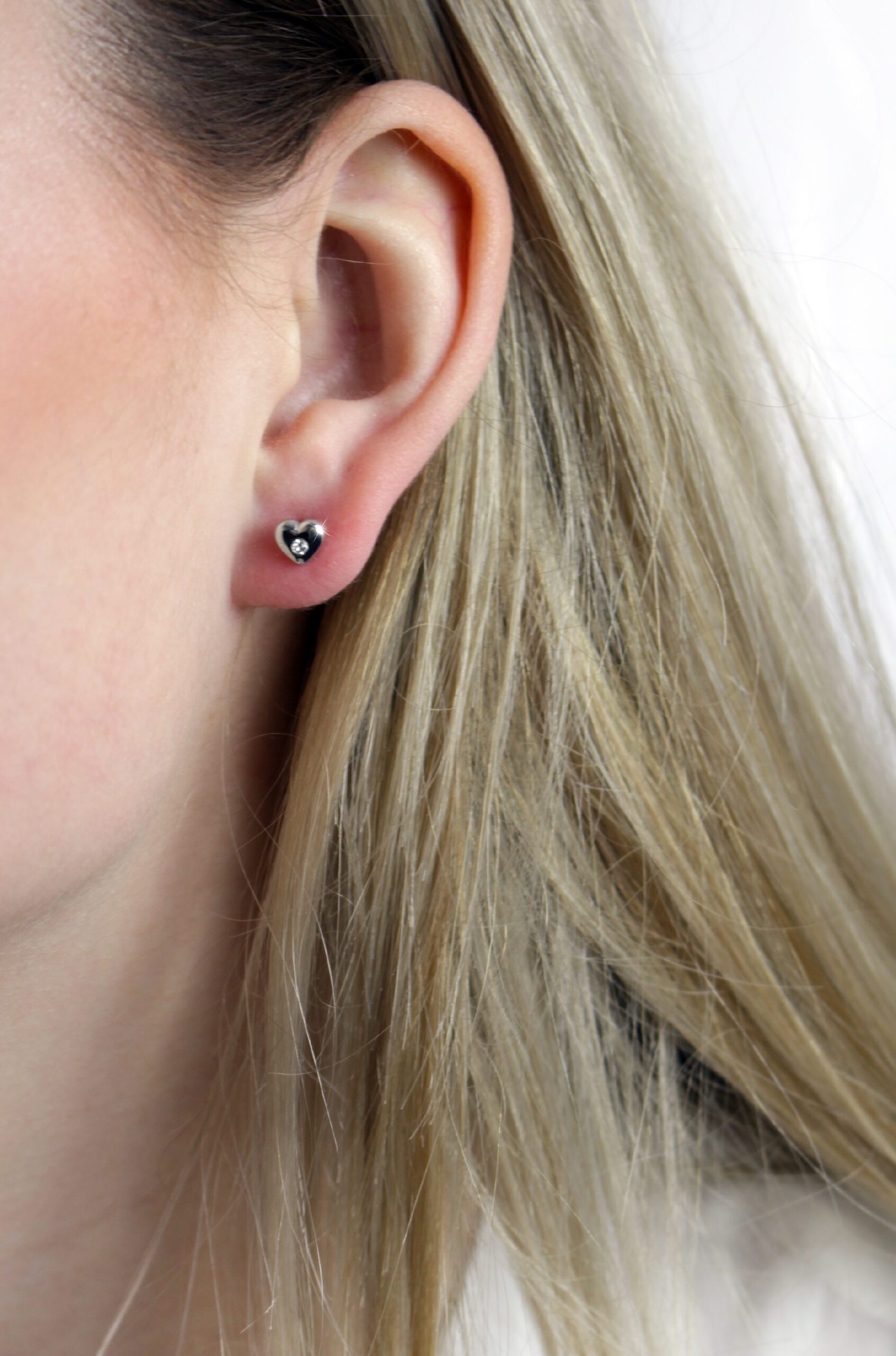 15296-2_15296-2-nausnice-puzety-z-bizuterni-slitiny-mini-srdicko-s-krystalem-swarovski-crystal
