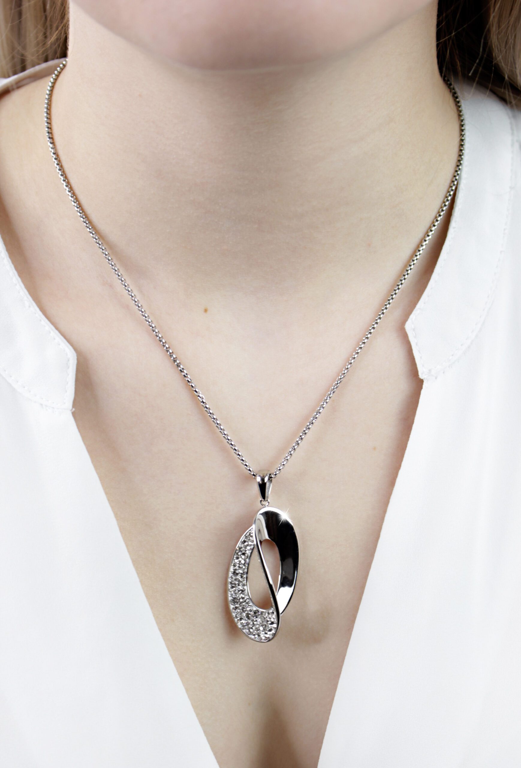 15374-2_15374-2-ocelovy-nahrdelnik-prekrouceny-oval-s-krystaly-swarovski-crystal