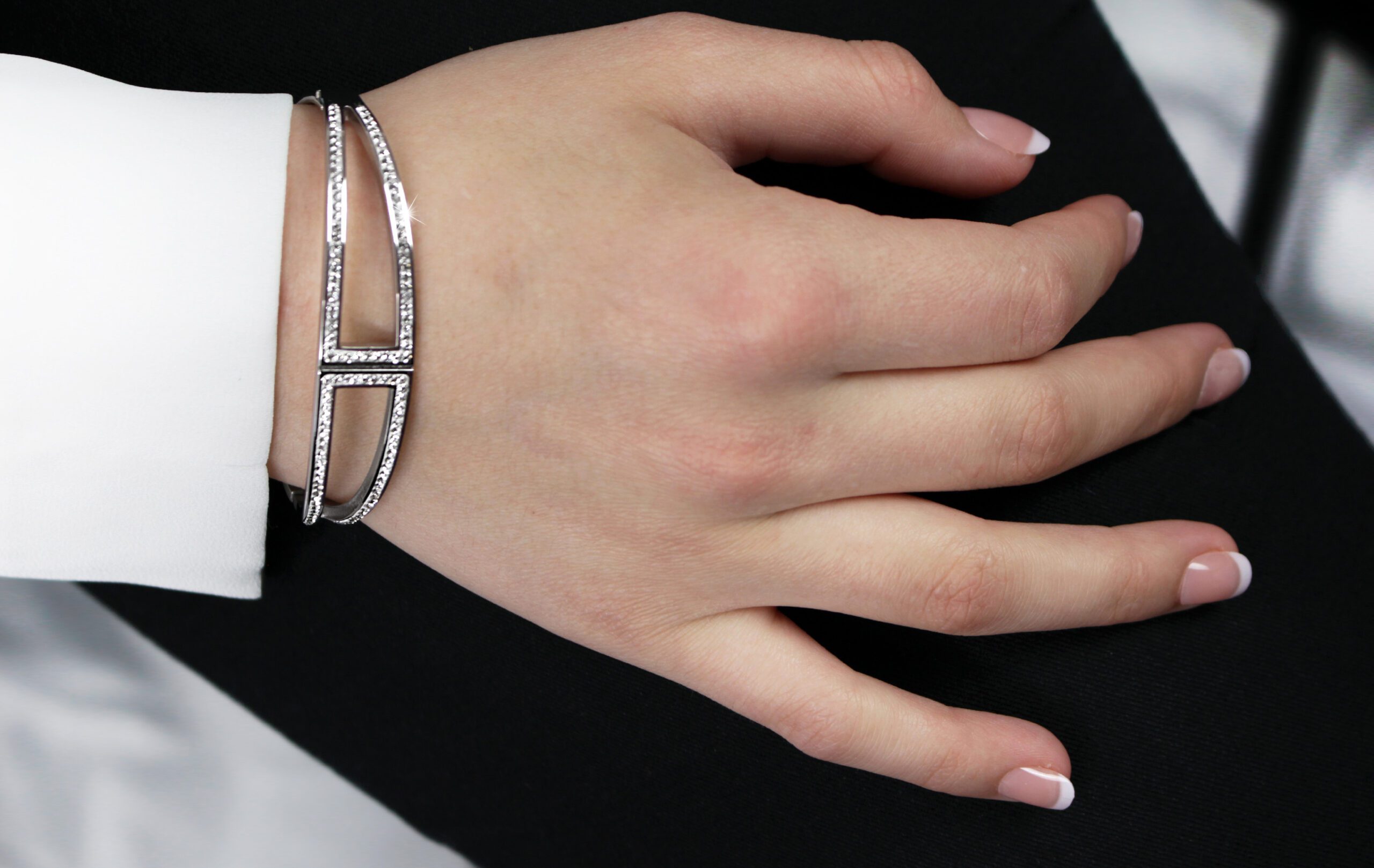 15386-2_15386-2-ocelovy-naramek-dva-podlouhle-trojuhelniky-s-krystaly-swarovski-crystal