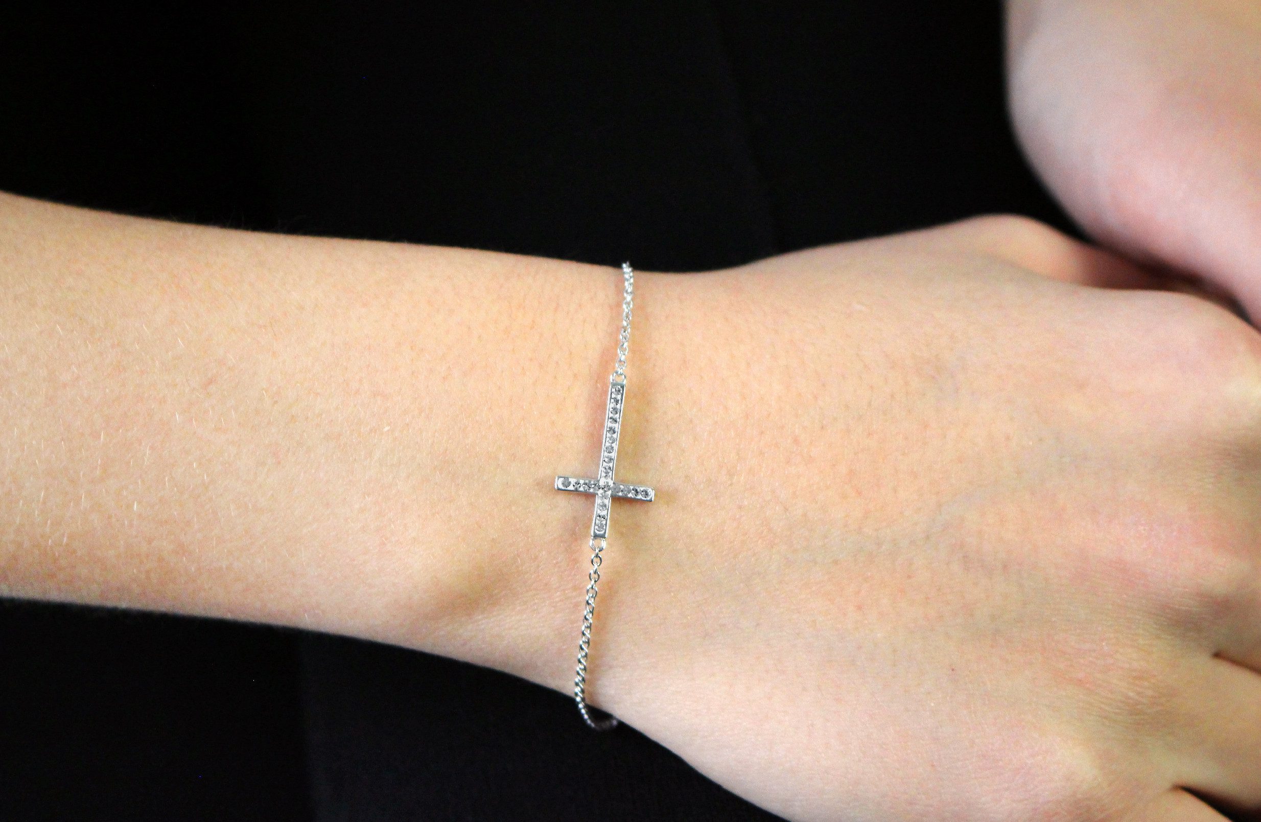 16558-2_16558-2-stribrny-naramek-lezaty-krizek-s-krystaly-swarovski-crystal-stribro-925-1000