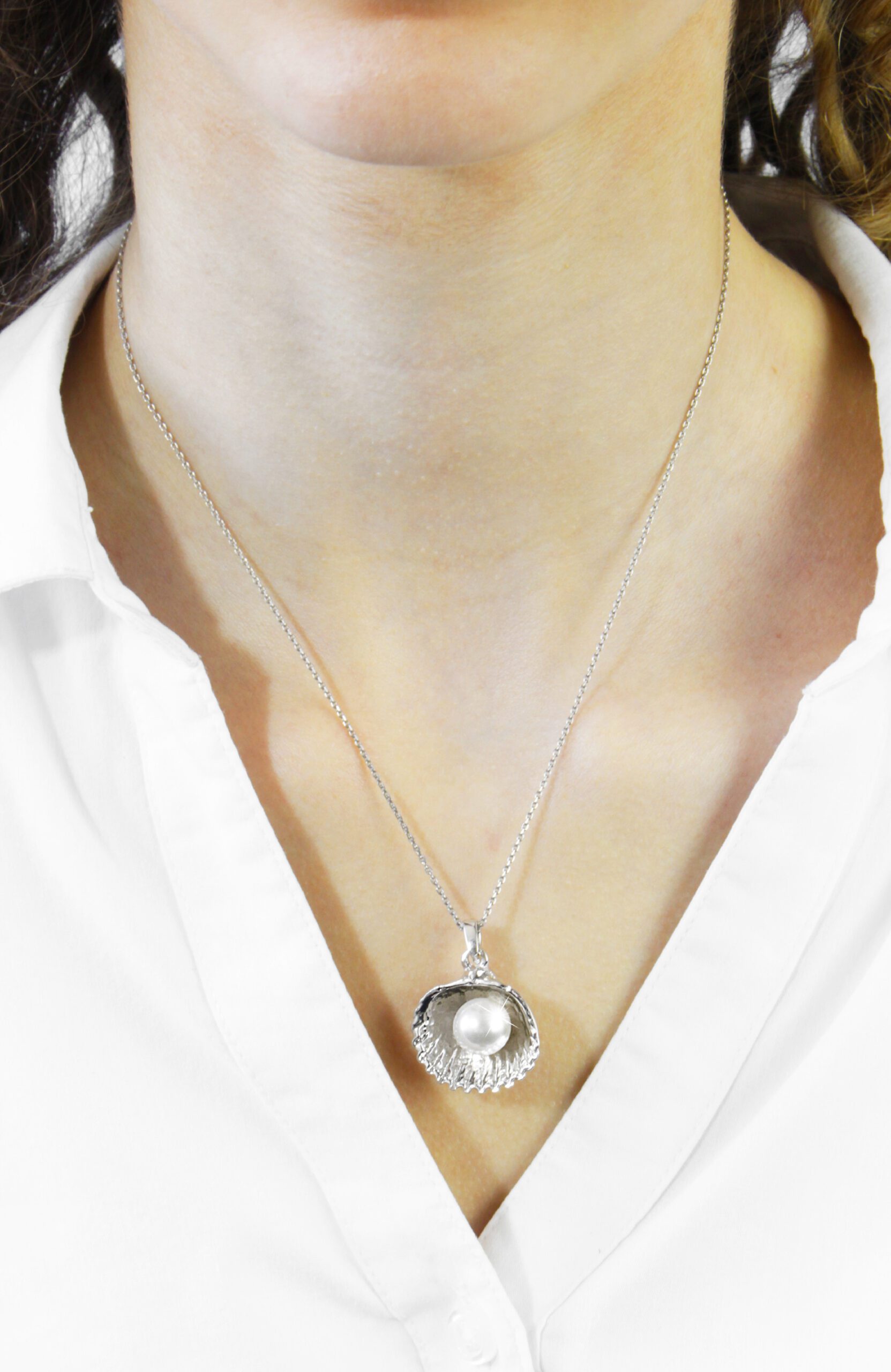 19646-2_19646-2-nahrdelnik-z-bizuterni-slitiny-musle-s-perlou-swarovski-white-c
