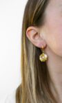 19739_19739-zlate-ocelove-nausnice-kruhy-s-vlnitym-kvetem-zdobene-krystalem-swarovski-crystal-a