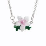 20585_20585-nahrdelnik-z-bizuterni-slitiny-kvet-s-barevnym-smaltem-a-krystaly-swarovski-white