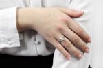 9429_9429-stribrny-prsten-s-perlou-zdobenou-sikmym-dvouradem-krystalu-swarovski-crystal-a-stribro-925-1000