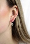 9432_9432-stribrny-nausnice-provlekaci-s-perlou-zdobenou-sikmym-dvouradem-krystalu-swarovski-crystal-a-stribro-925-1000