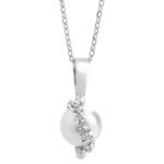9435_9435-stribrny-nahrdelnik-s-perlou-zdobenou-sikmym-dvouradem-krystalu-swarovski-crystal-a-stribro-925-1000