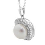 9438_9438-stribrny-nahrdelnik-s-ricni-perlou-kolem-ktere-jsou-obdelnikove-krystaly-swarovski-crystal-a-stribro-925-1000