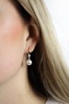 9483_9483-stribrne-nausnice-visaci-s-ricni-perlou-a-jednim-satonem-swarovski-crystal-a-stribro-925-1000