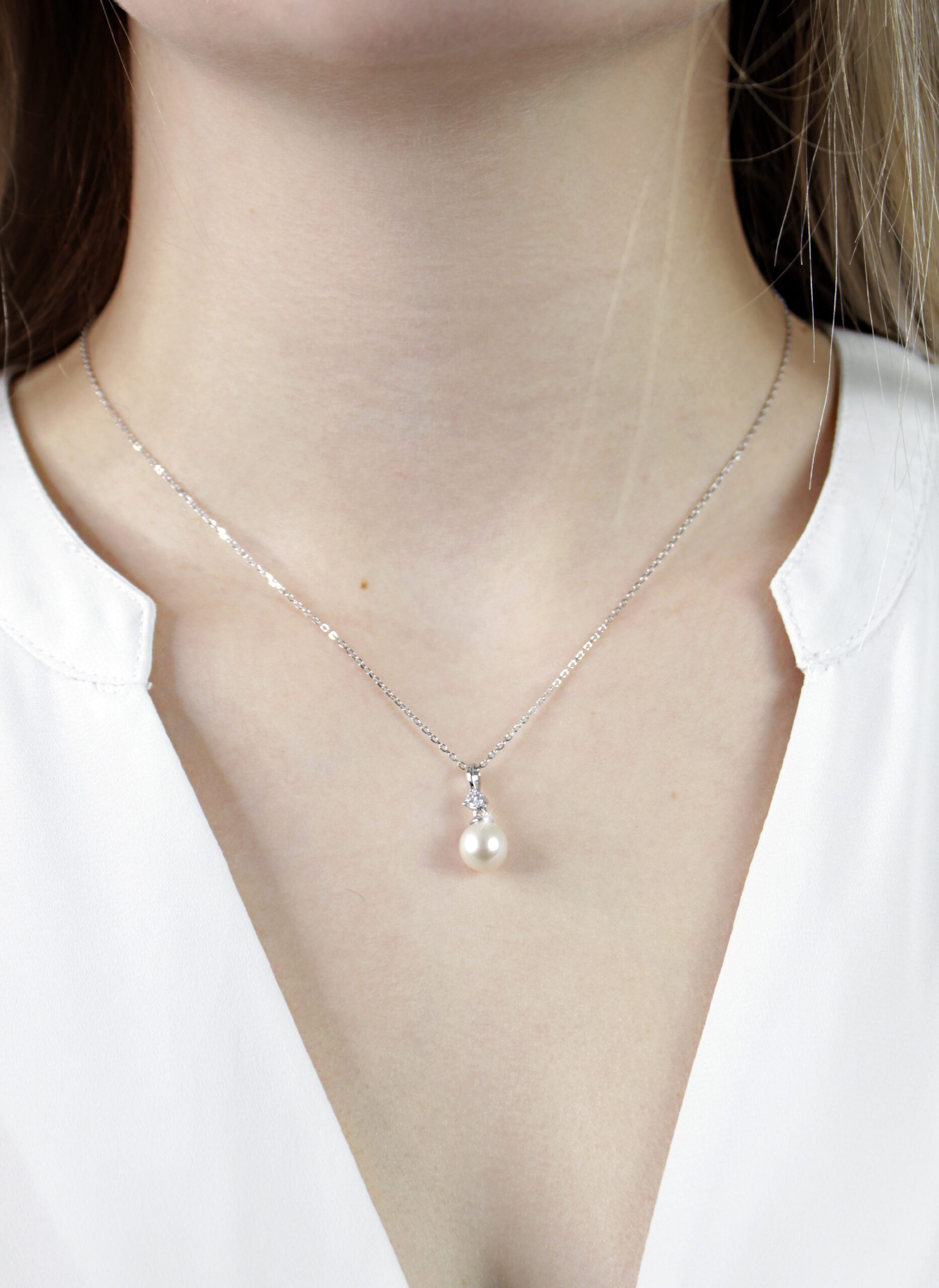 9486-2_9486-2-stribrny-nahrdelnik-s-ricni-perlou-a-jednim-satonem-swarovski-crystal-c-stribro-925-1000