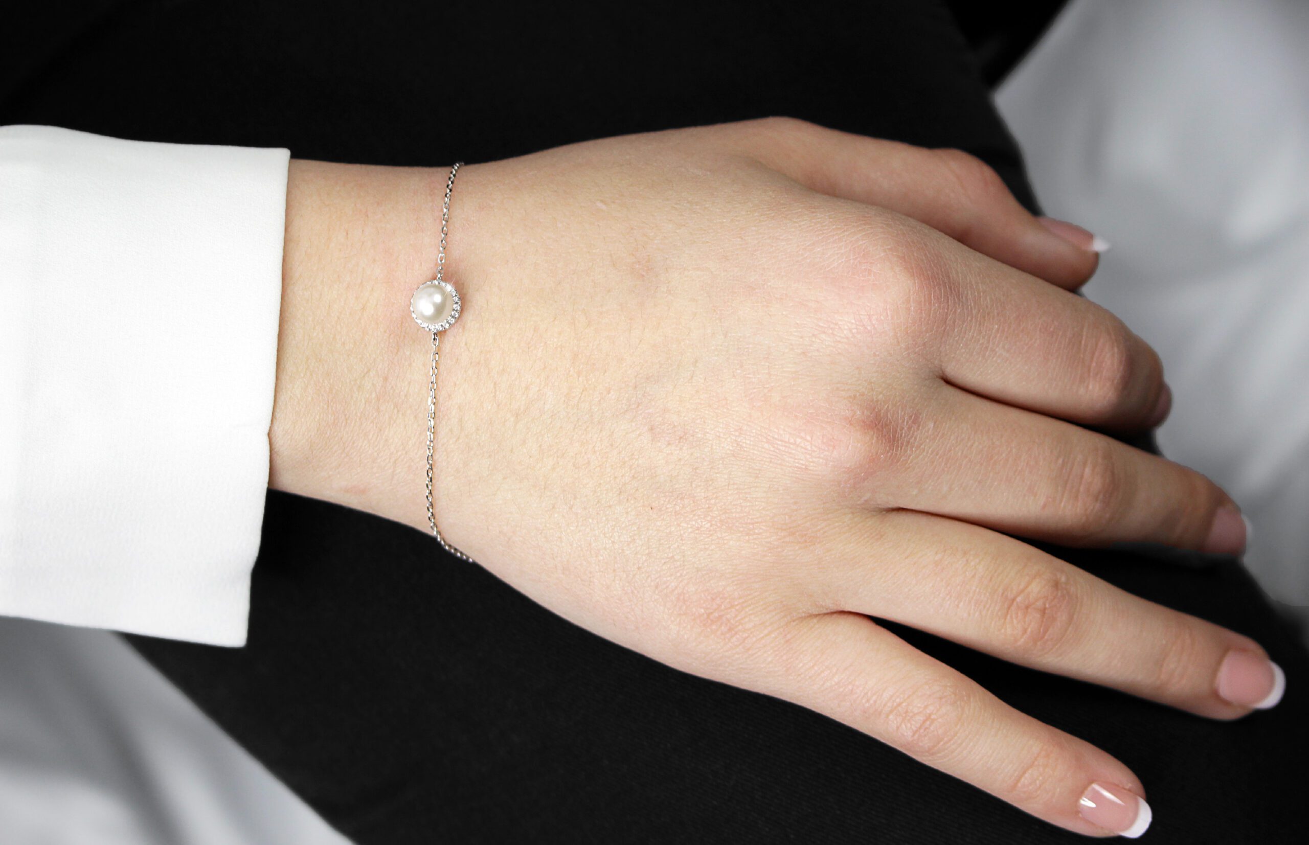 9594-2_9594-2-stribrny-naramek-s-ricni-perlou-a-obvodem-krystalu-swarovski-crystal-c-stribro-925-1000